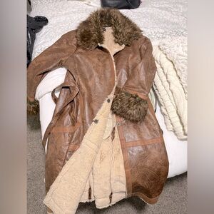 Long Leather Jacket w/Faux Fur
Women’s Size L